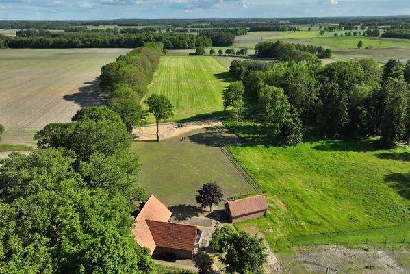 Luftbild Gebäude und Weiden