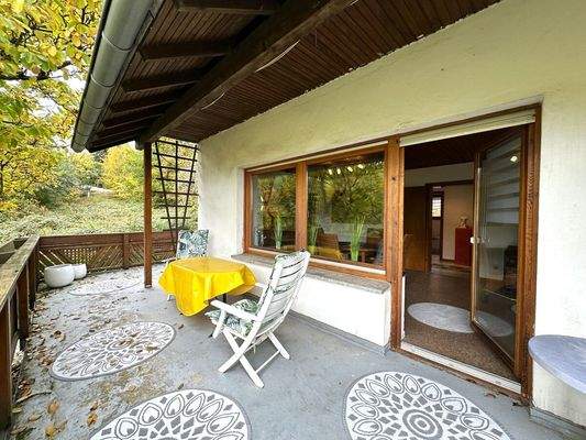 Der große, überdachte Balkon …