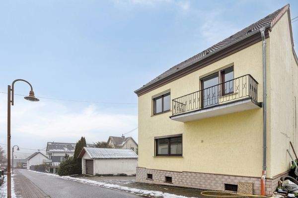 Straßenansicht seitlich rechts