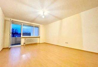 Freundliches Wohnen mit Zugang zum Balkon ähnlich