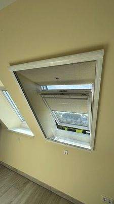 Dachfenster mit Rollo und Fliegenschutz.jpg