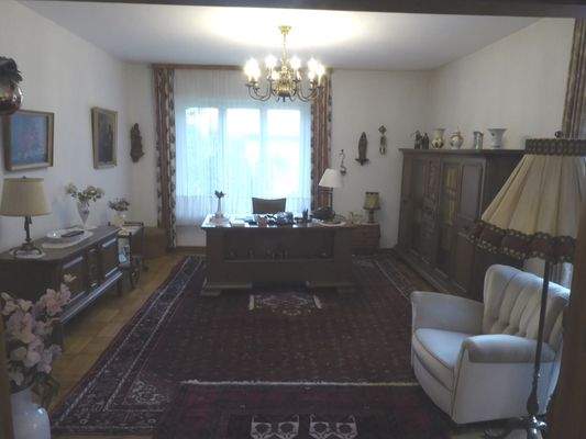 Chefarbeitszimmer halboffen zum Wohnzimmer