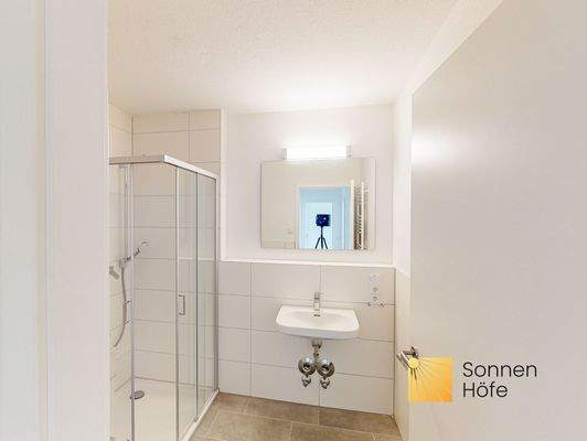 Badezimmer mit Dusche (Musterwohnung)