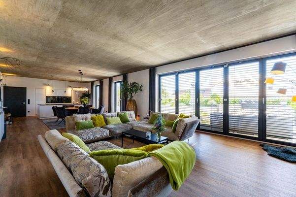 offener Wohn-, Ess- und Küchenbereich mit Terrassenzugang