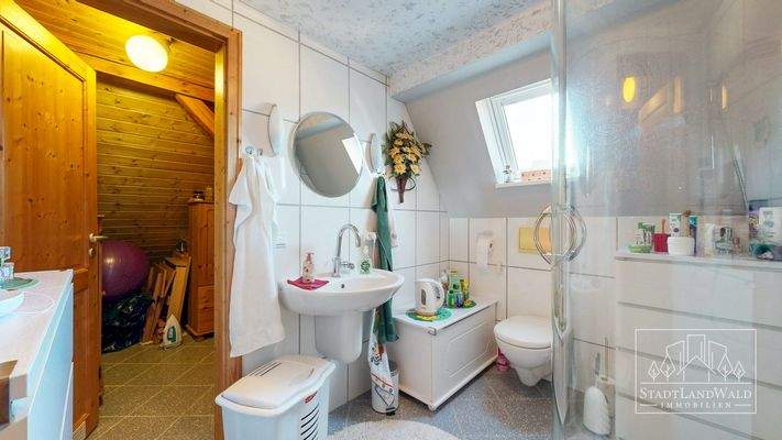 DG - Bad mit Zugang zu Lagerraum
