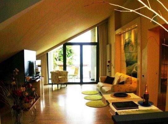 Wohnzimmer mit Ausgang auf die Loggia