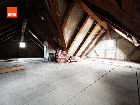 DG: Der Dachboden – roh, weit und voller Möglichkeiten, ein Raum, der nach Ideen ruft