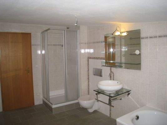 Bad mit Dusche und Wanne