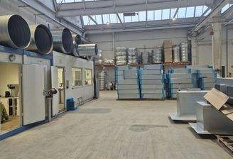 Halle mit Bürocontainer