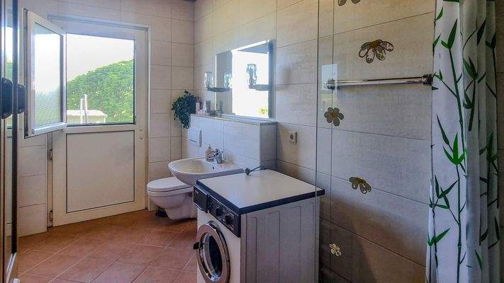 Bad mit großem Fensterelement.jpg