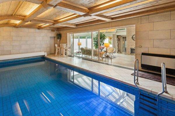 großes Schwimmbad erneuert am Wintergarten