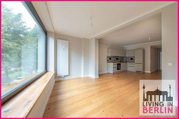 Wohnzimmer mit offener Küche