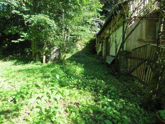 hinter dem Nebengebäude 