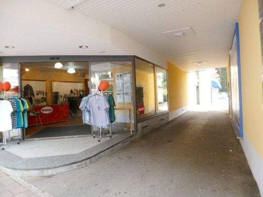 Der Durchgang zu den Parkplätz