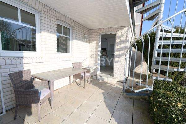 Seitenterrasse mit Zugang zum Balkon