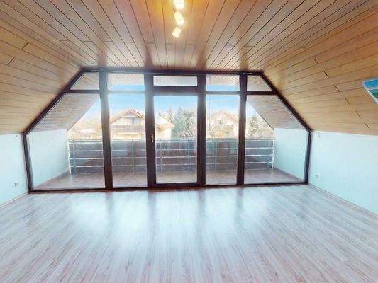 Helles Wohnzimmer mit großer Fensterfront