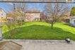 Sonniger Blick in den weitläufigen Garten – perfekt für Familienleben im Freien