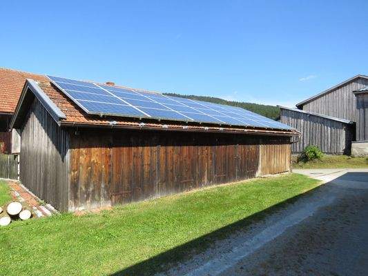 Garagengebäude mit PV-Anlage  