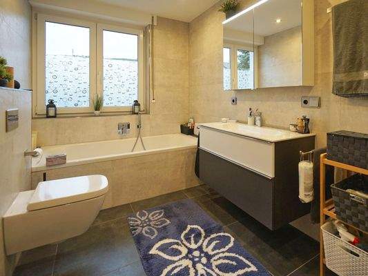 Bad mit Dusche und Wanne