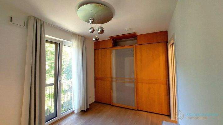 Teil des Schlafzimmers mit Schrank von *Team 7* und mit französischem Balkon  