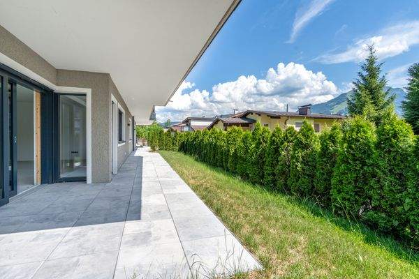 TERRASSE MIT GARTEN