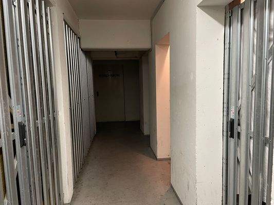 Kellerflur mit Kellerabteilen