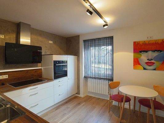 Moderne Küche mit Essecke