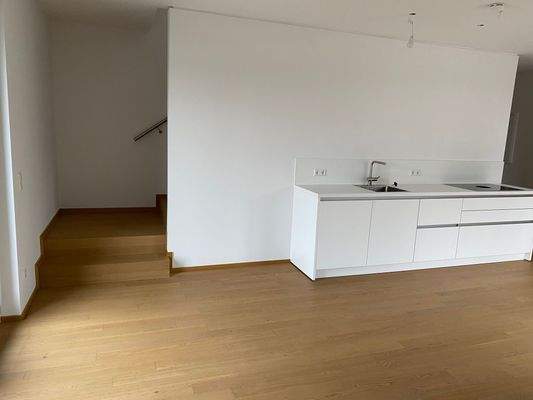 Moderne Küche mit Treppe