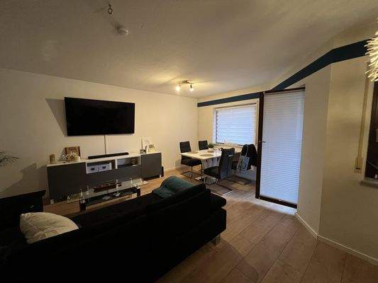 Wohnzimmer mit Ausgang zum Balkon