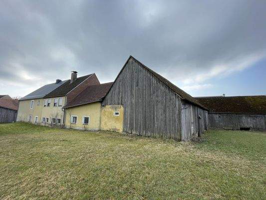 Ansicht Rückseite Wohnhaus mit Nebengebäuden