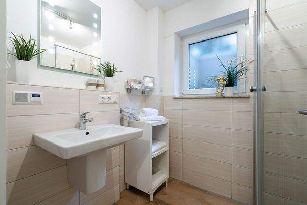 Badezimmer mit Fenster