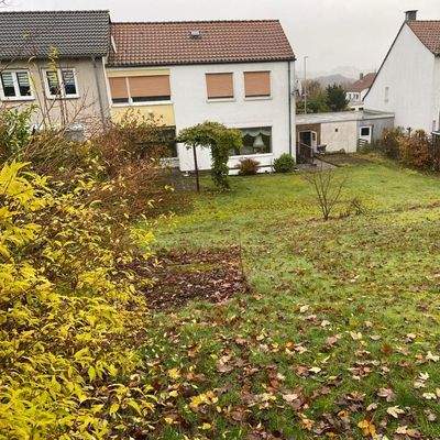 Grundstück und Hausansicht hinten