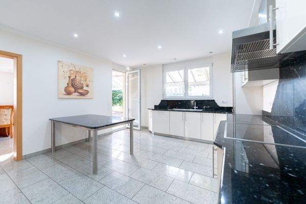 Küche mit Terrassenzugang