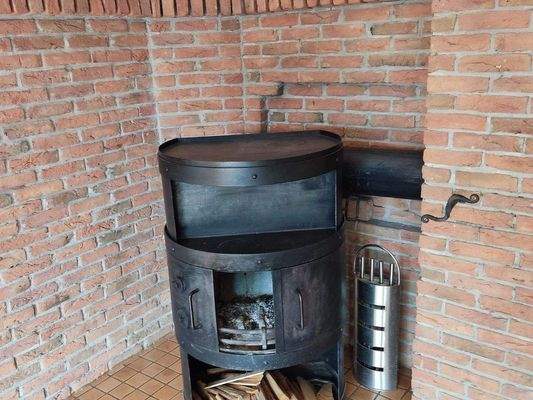 gemütlicher Kaminofen im Wohnzimmer