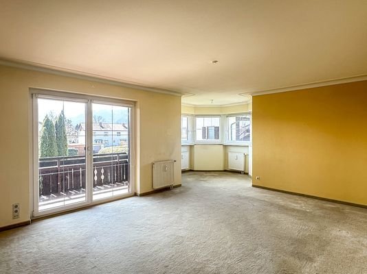 Wohn-/Esszimmer mit Erker und Zugang zum Süd-Ost Balkon