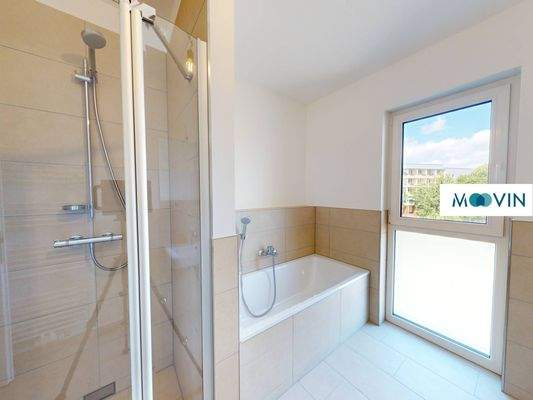 Ansicht III: Tageslichtbadezimmer mit Badewanne und Dusche