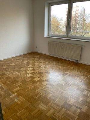 Helles Schlafzimmer/ Kinderzimmer mit Parkettfußboden