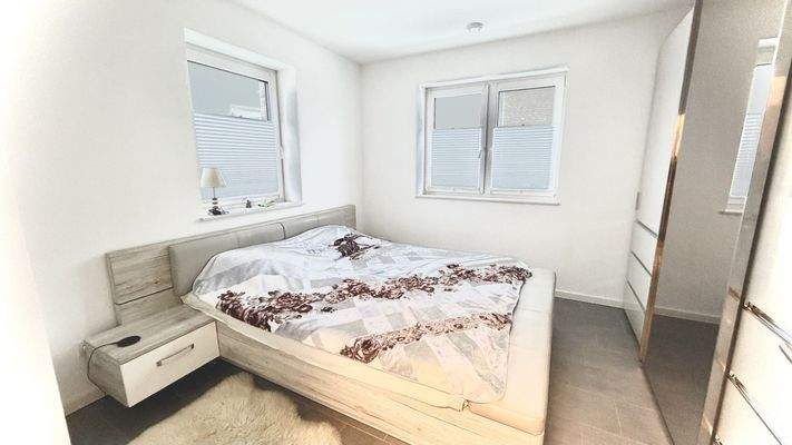 Helles Schlafzimmer mit Fenster