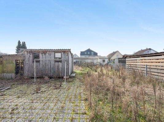 Garten mit Unterstellplatz