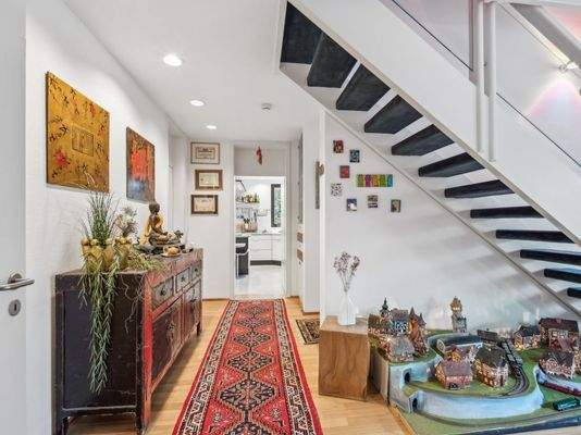 Flur EG mit Treppenaufgang OG