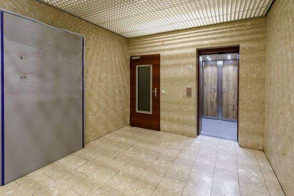 Eingangsbereich mit Fahrstuhl, Noltenius 