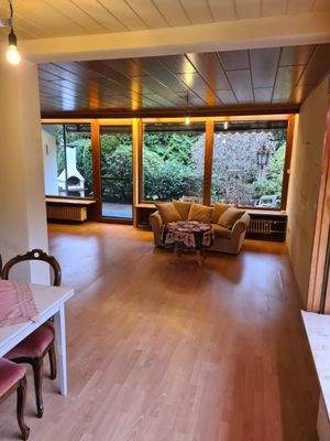 Helles Wohnzimmer mit Ausblick