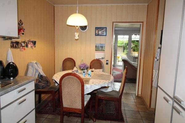 Küche mit Blick ins Wohnzimmer