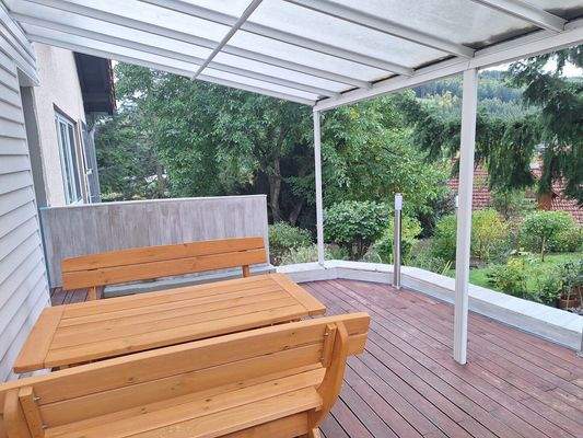 Geschützter Sitzbereich im Grünen