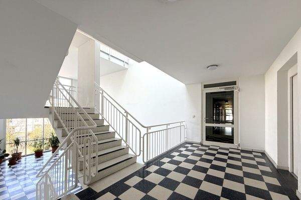 lichtdurchflutetes Foyer mit Fahrstuhl