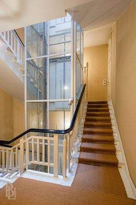 Treppenhaus und Aufzug