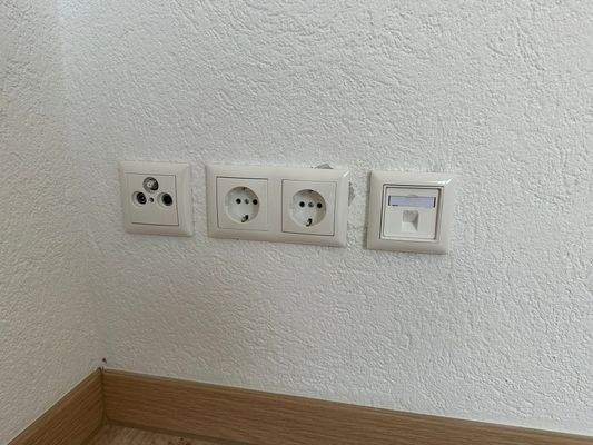 alle Zimmer mit LAN und TV Dosen