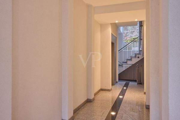 Hauseingangsbereich mit Aufzug