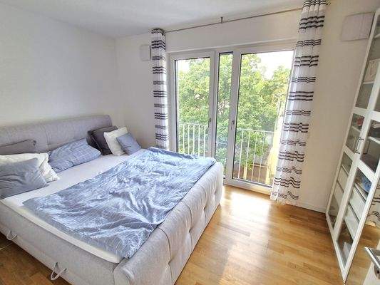 Schlafzimmer mit Morgensonne + Blick in die Bäume