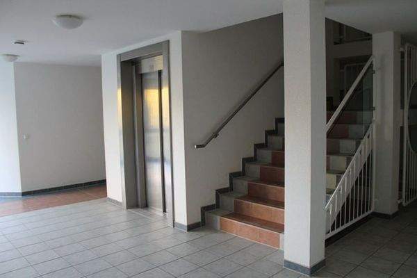 geräumiges SZ m.Tür zum Balkon